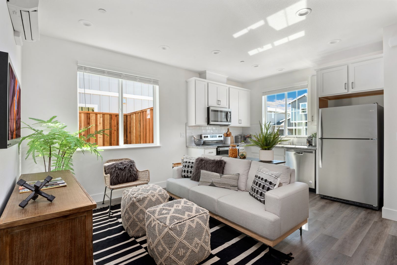 Welcome Home to this 2 bed 1 bath upper unit with side back yard – photo 1