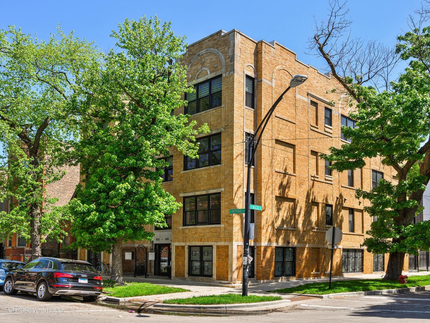 833 N Hoyne Avenue – photo 1