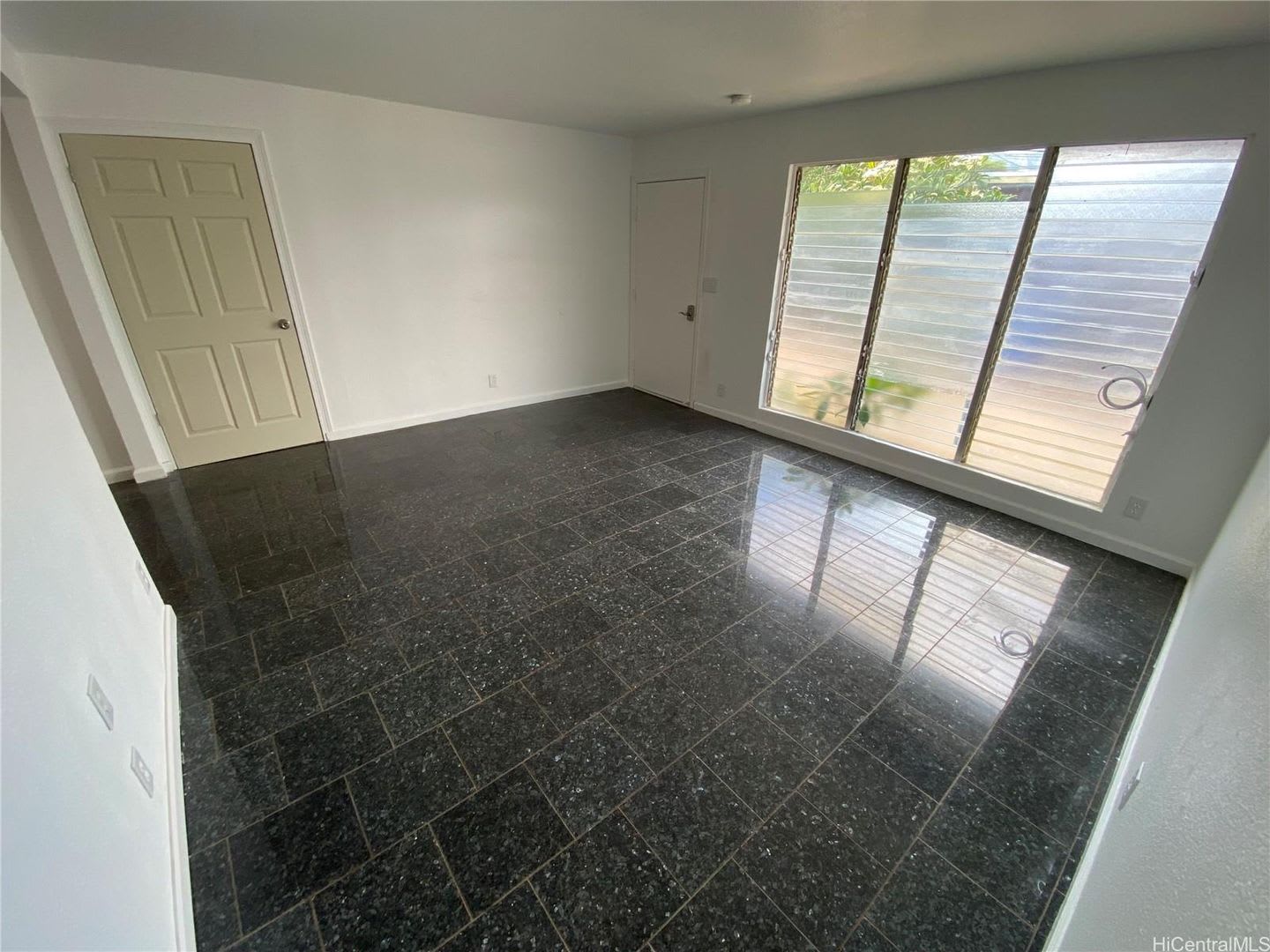 3 bedroom, 2 bath, 920 sq/ft, 1 parking – photo 5