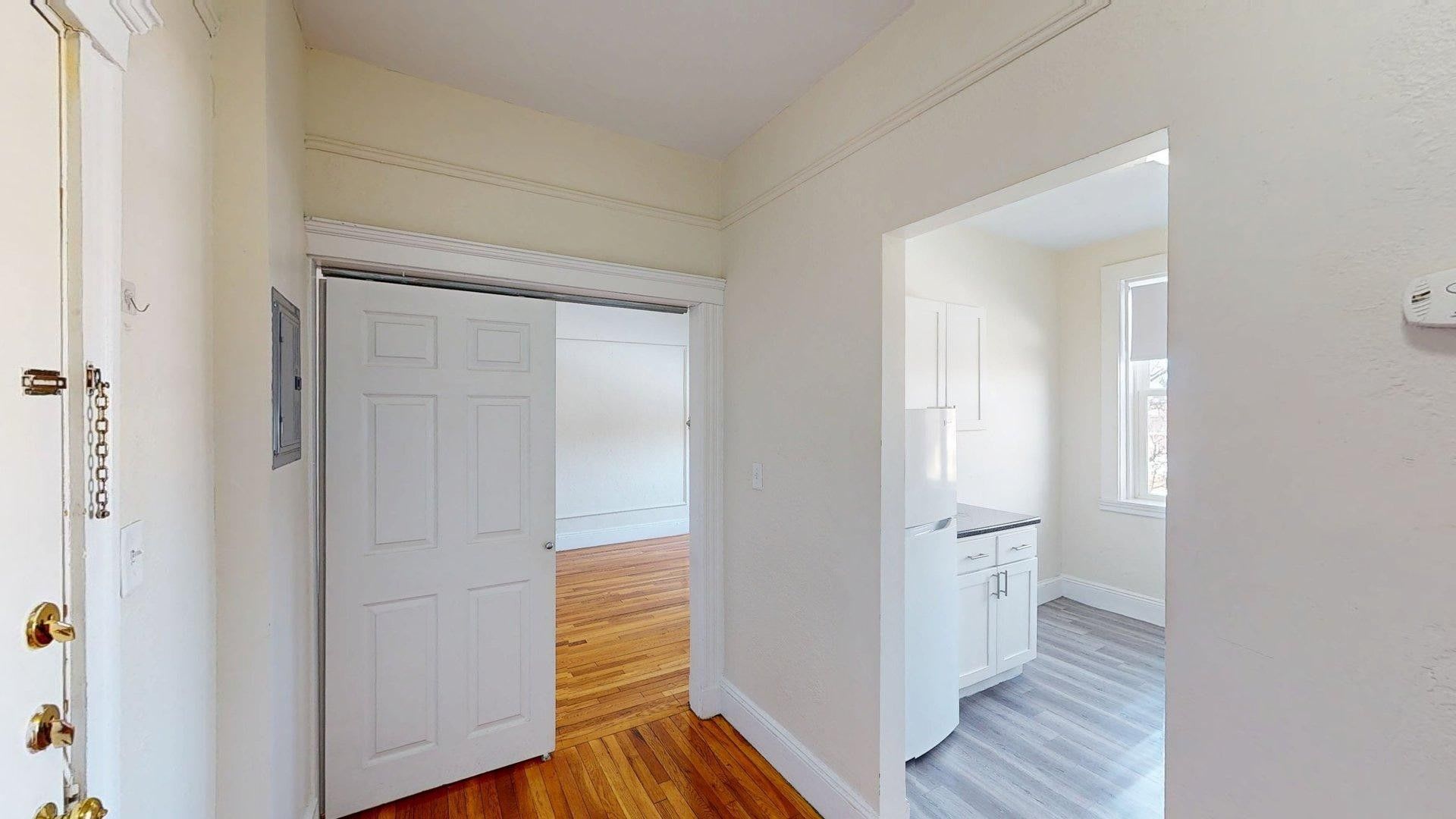 Charming 1 Bedroom-No Broker Fee – photo 3