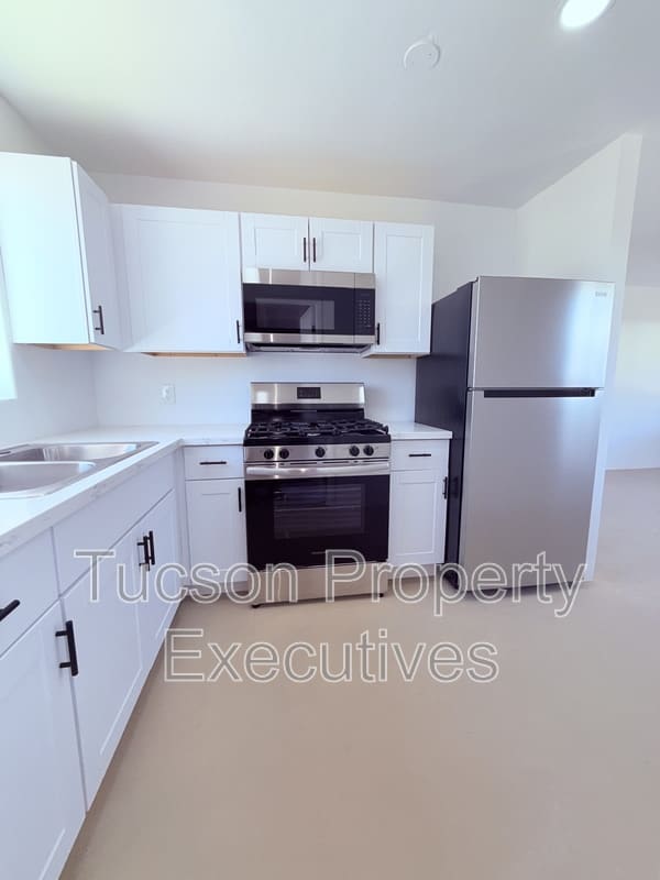 814 N Alvernon Way – photo 1