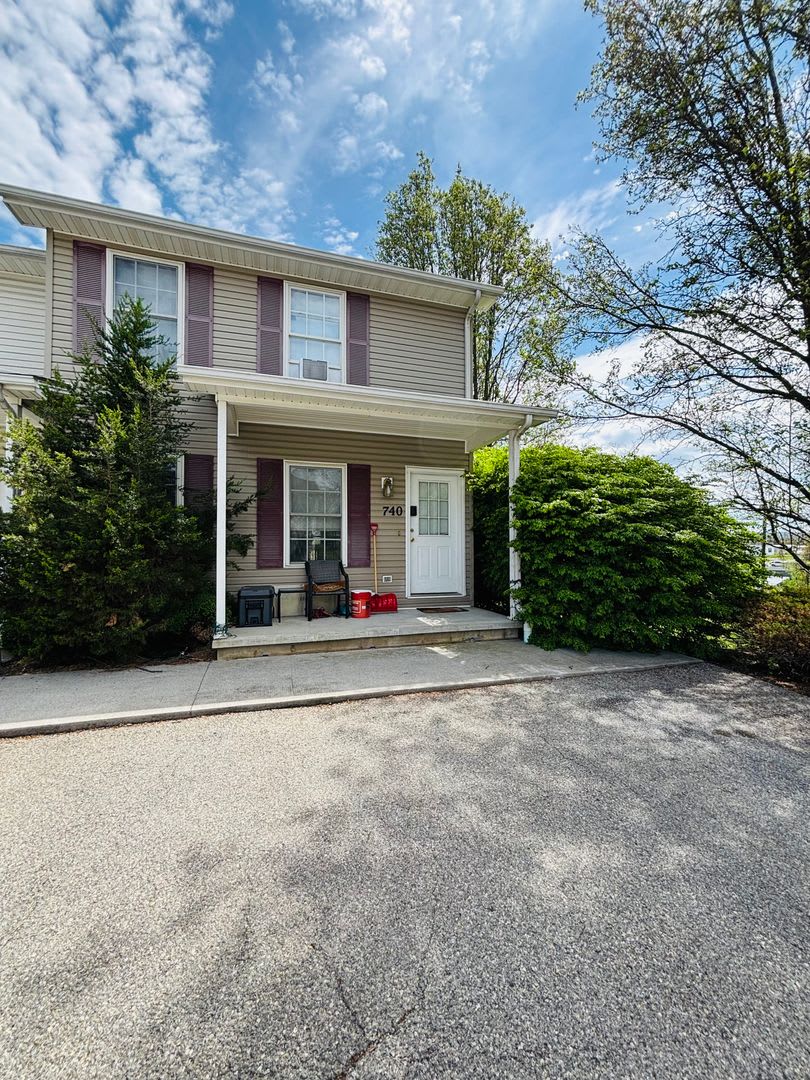 2 Bedroom, 2.5 Bath Townhouse – photo 1