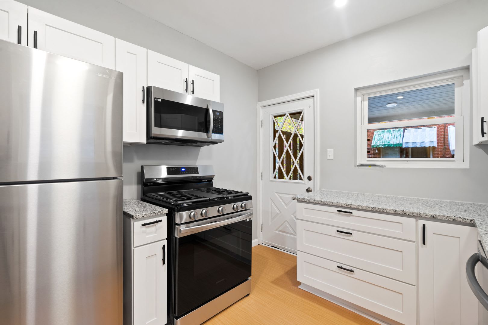 Renovated 2 Bed, 1.5 Bath Rowhome in Hazelwood – photo 3