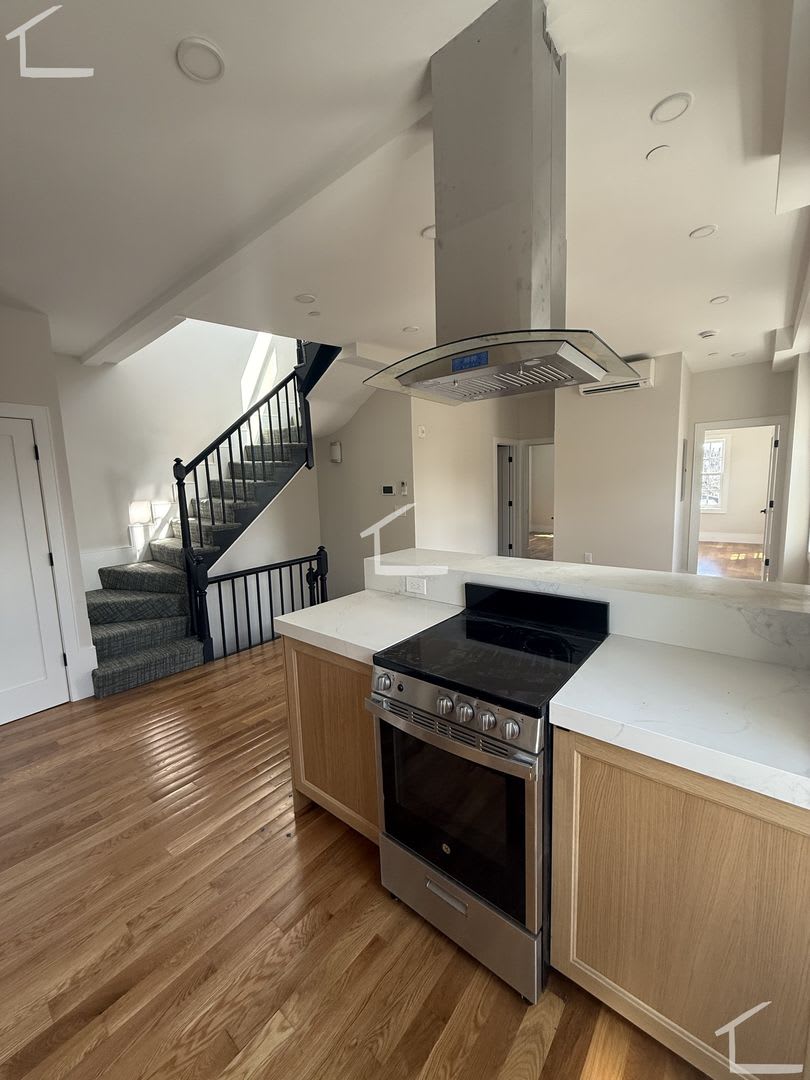 Charming 3 Bedroom- No Broker Fee – photo 3