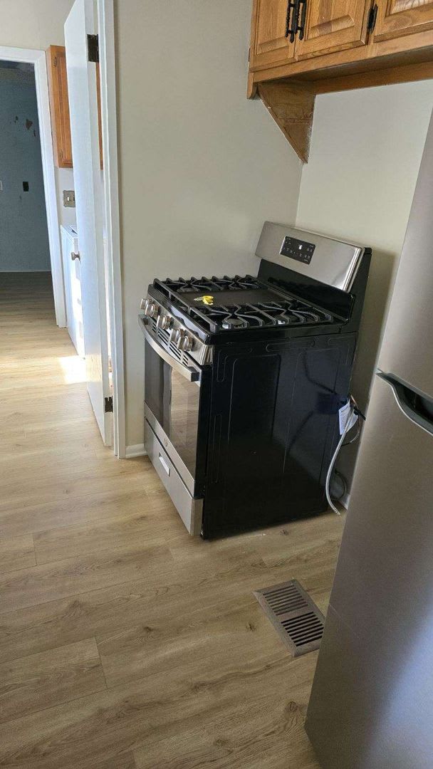 Recently Renovated 2 Bed 1 Bath – photo 2