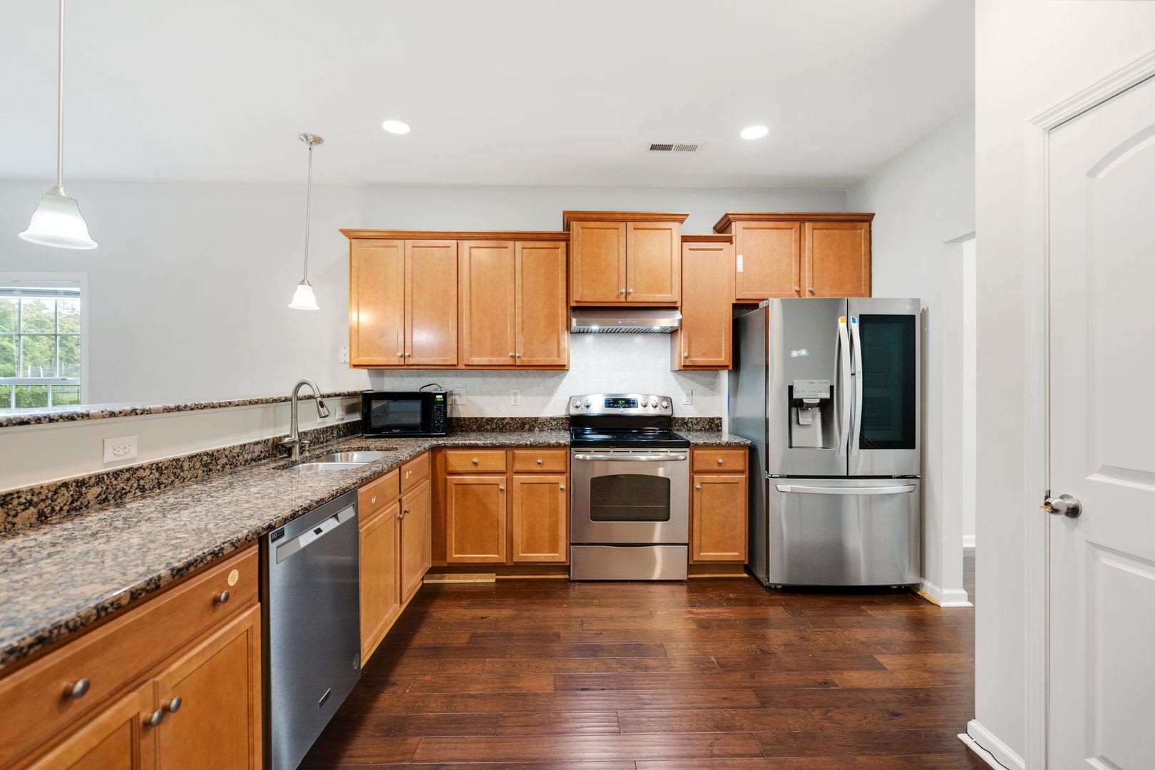Gorgeous 5 bedroom home with loft + fully fenced yard! – photo 3