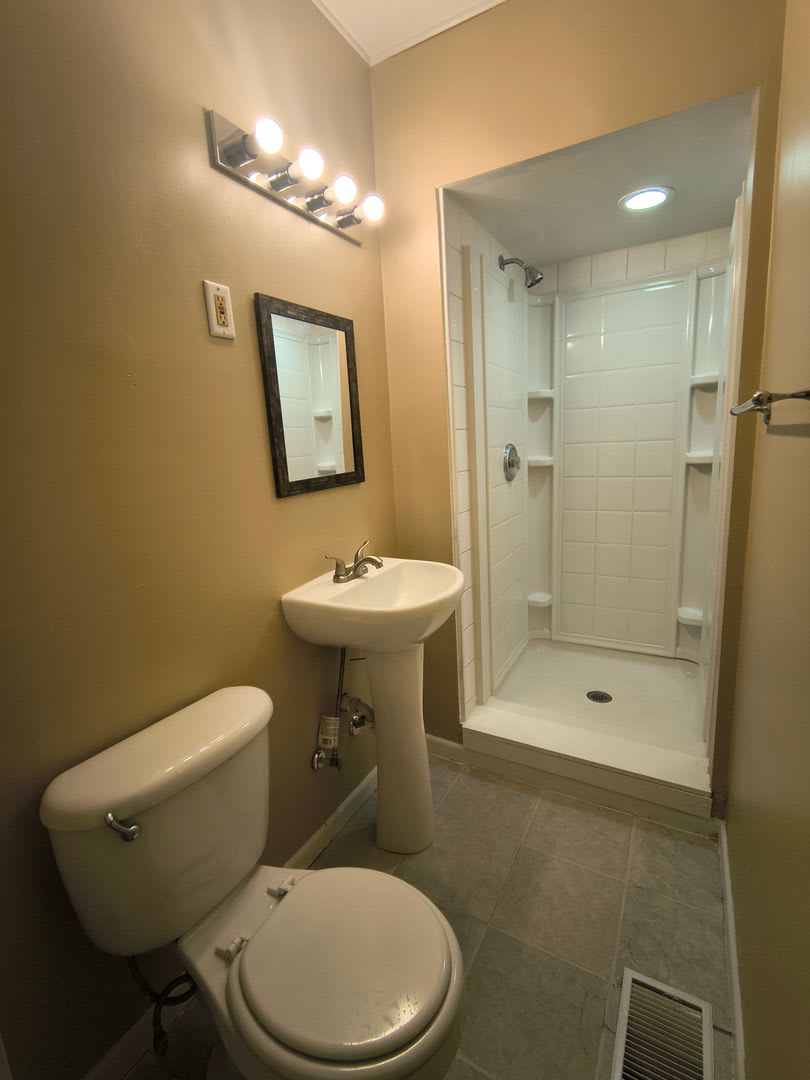 Comfortable 3-Bedroom Home with Two Private Bathrooms – photo 5
