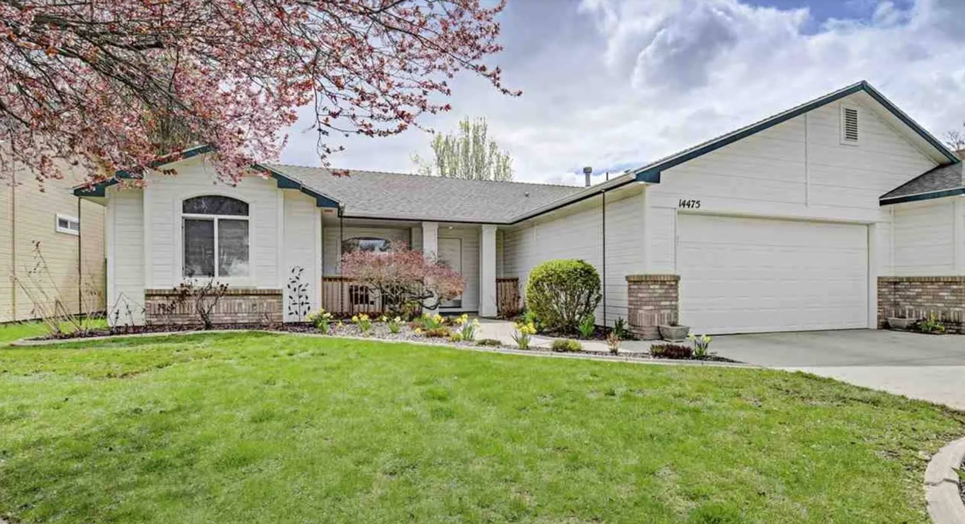 Bristol Heights Beauty Single Level 3 Car Garage Home With Private Backyard – photo 2