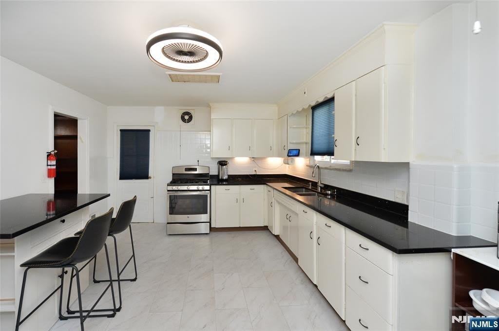 968-972 Byron Avenue – photo 4