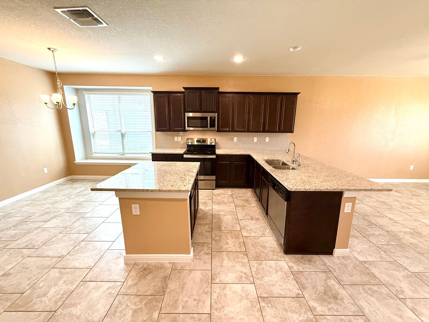 *MOVE IN SPECIAL* Spacious 4-Bedroom Single-Story Home with Modern Features & Open Living – photo 5