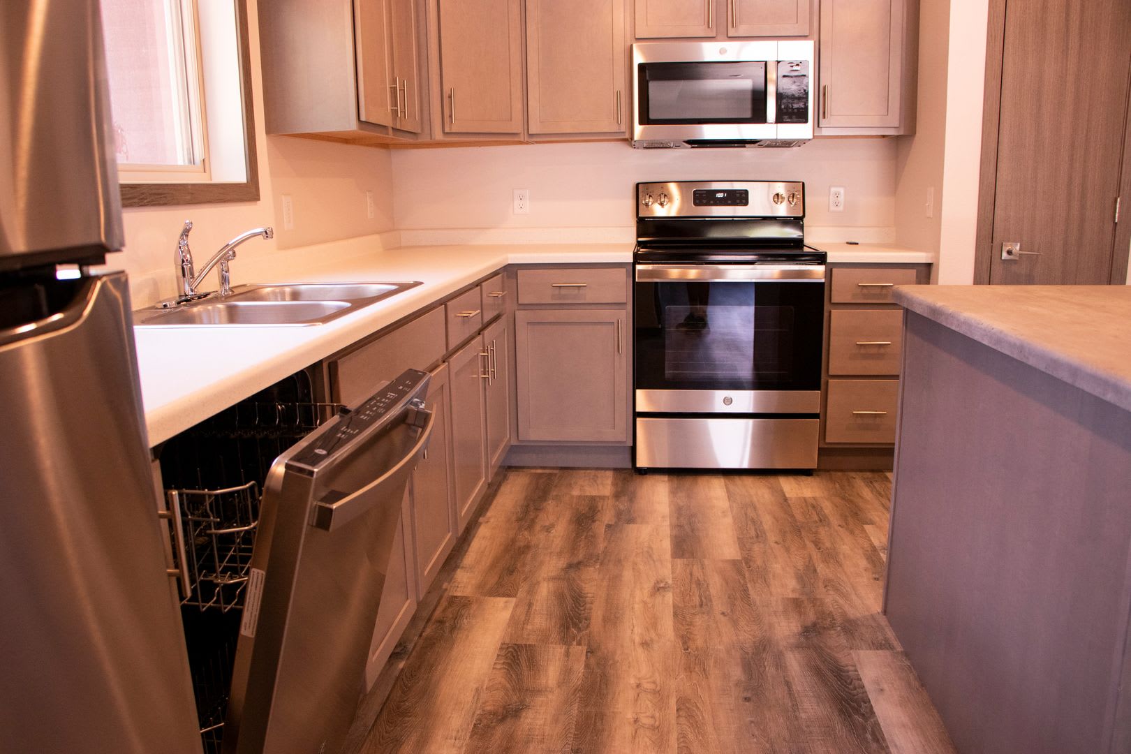 Spacious 2 Bed Southside Townhome! – photo 3