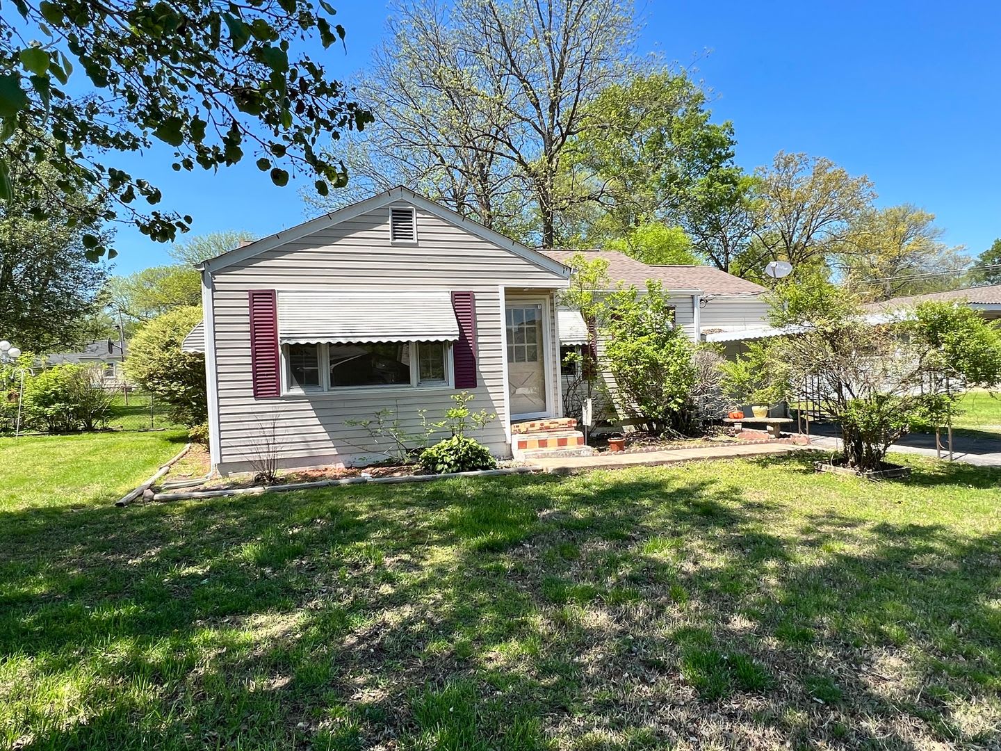 Now available! 2bedroom 1 bathroom with garage – photo 1