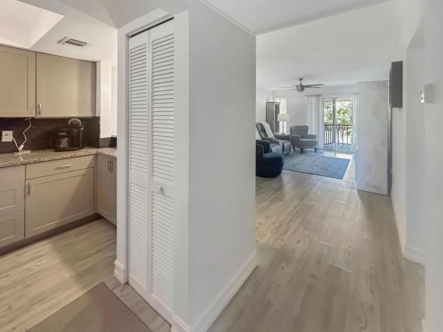 Furnished & Updated 1 Bed/1.5 Bath Near the Beach! Great Amenities – photo 5