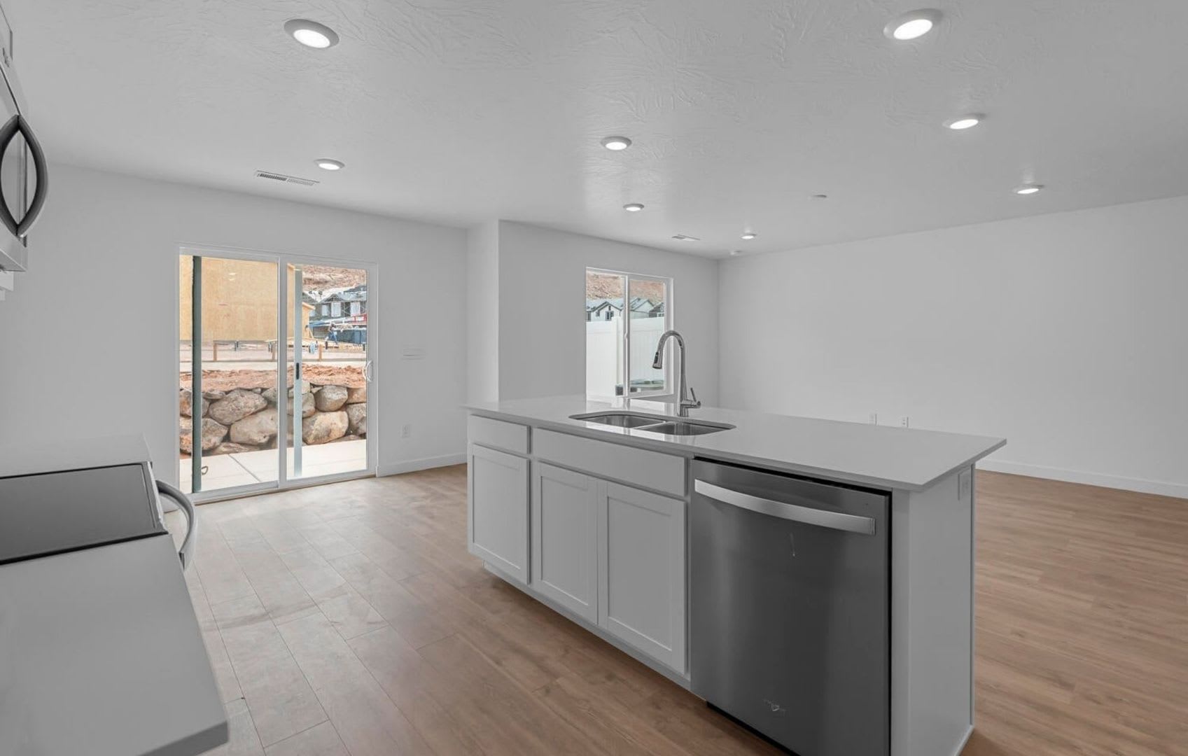 Your New Home Awaits Pet Friendly Home In Long Valley – photo 3