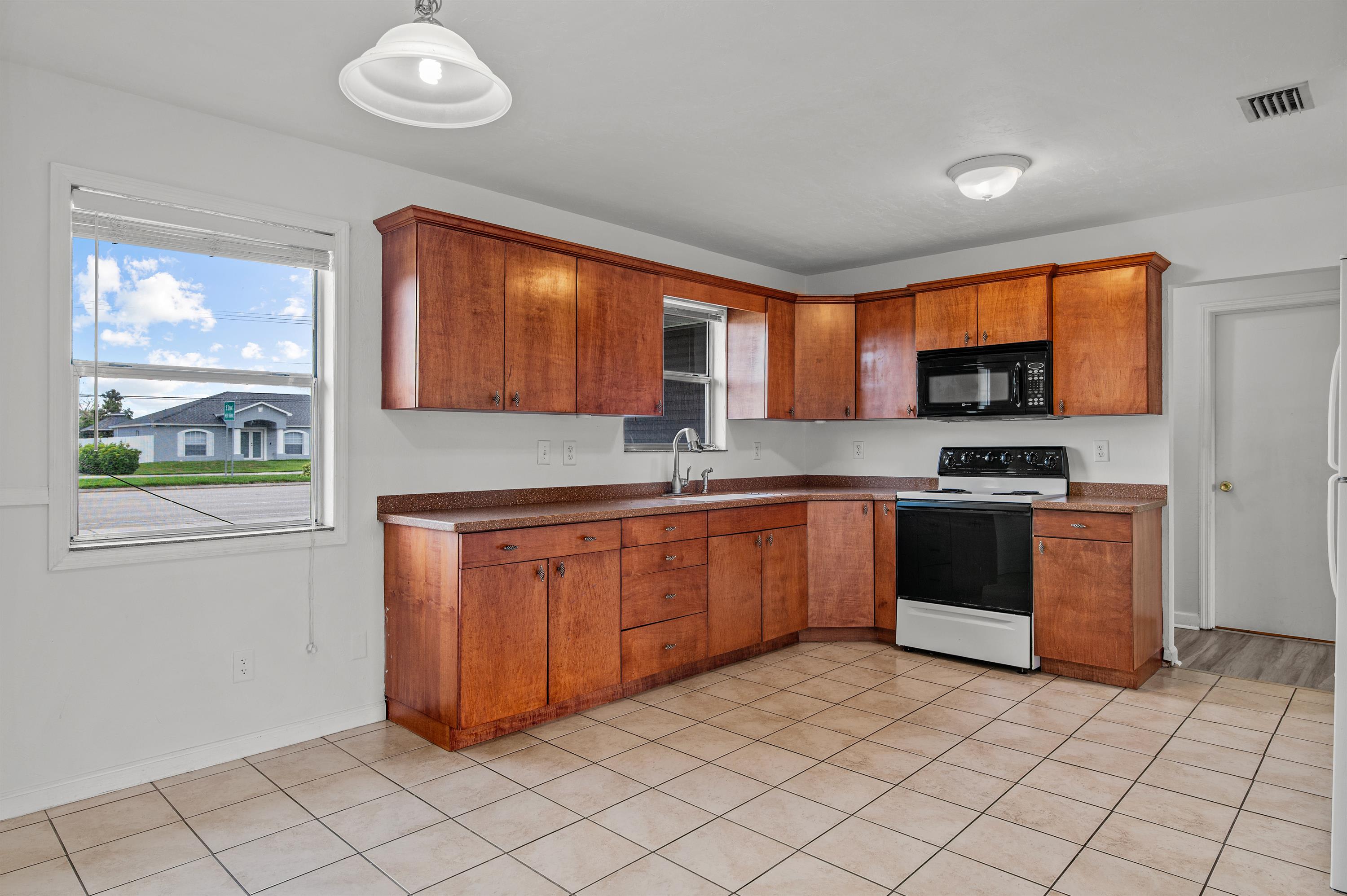 612 Santa Barbara Boulevard – photo 2