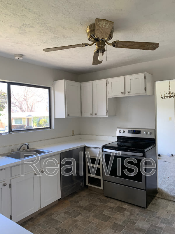 860 Glendale Ave – photo 5