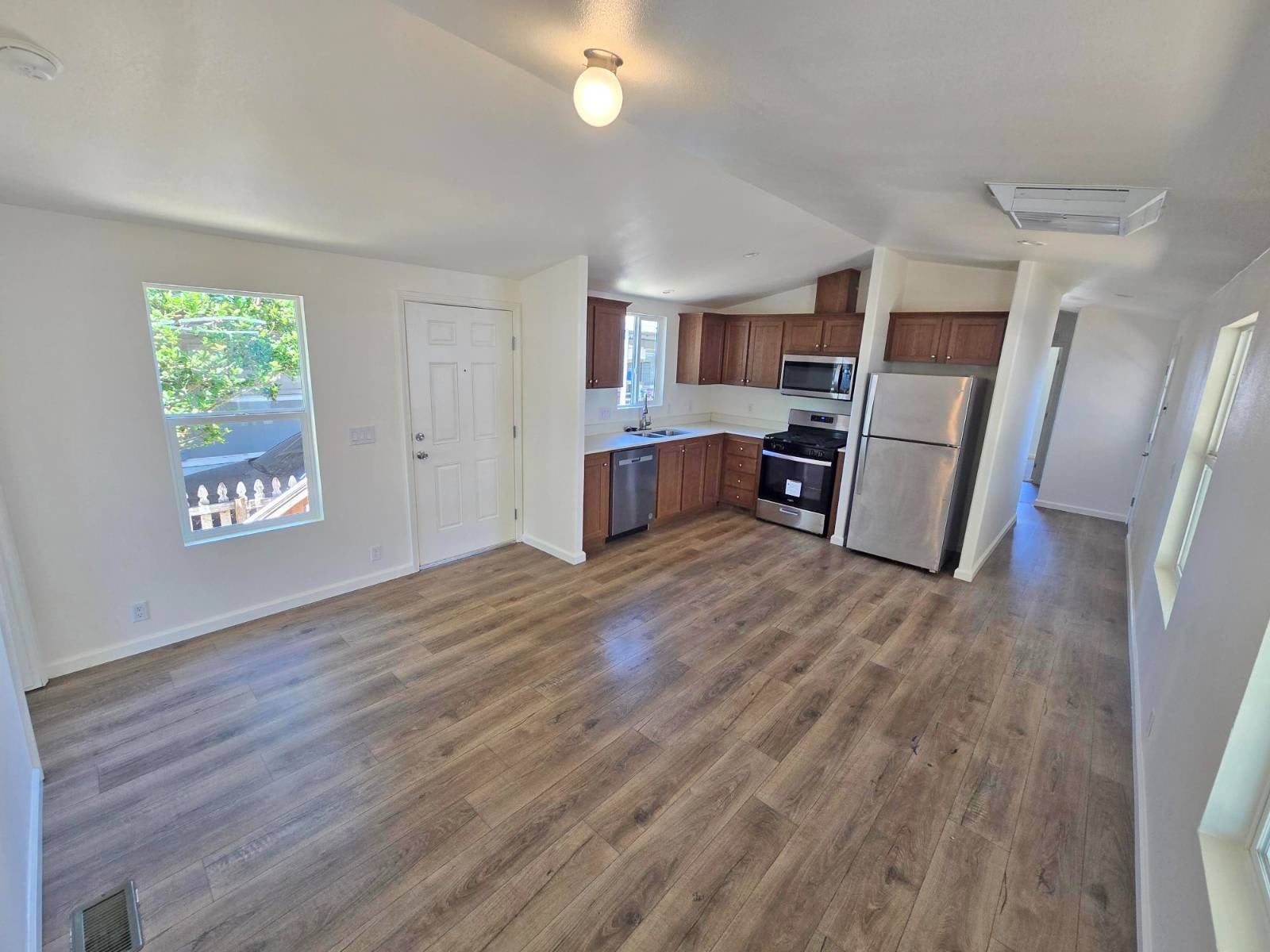 1342 Hannah St – photo 2