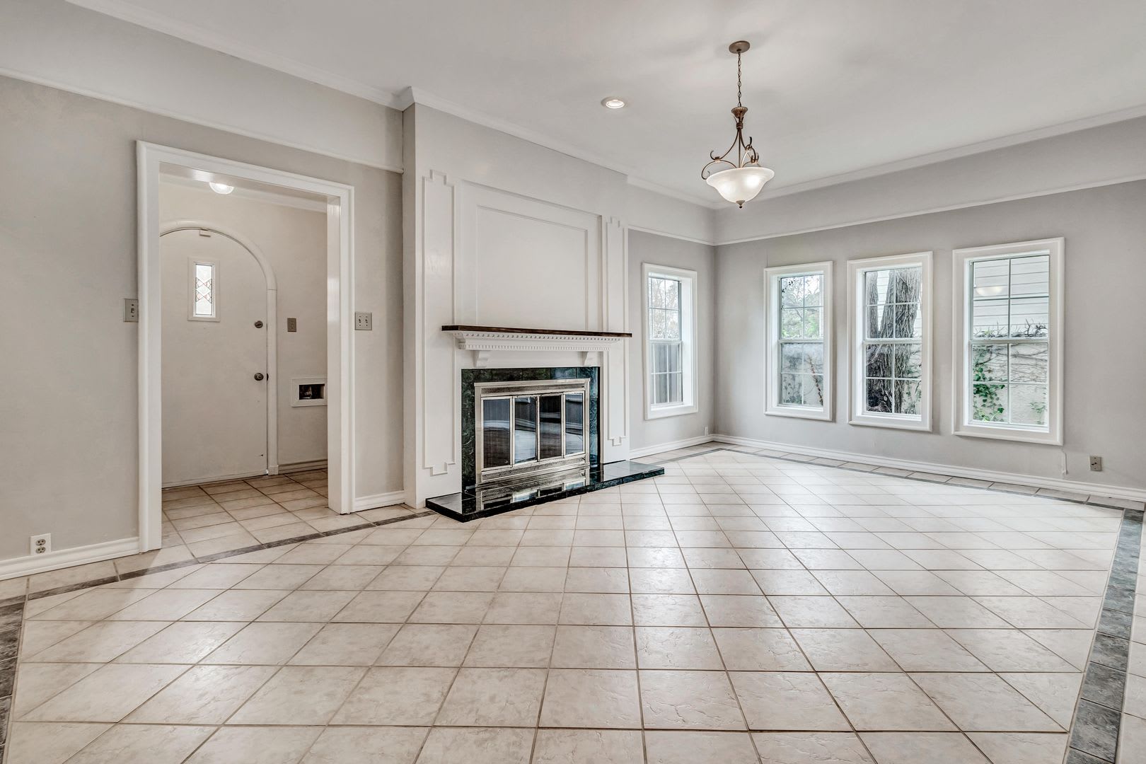 3-BEDROOM IN ALAMO HEIGHTS W/ POOL – photo 4