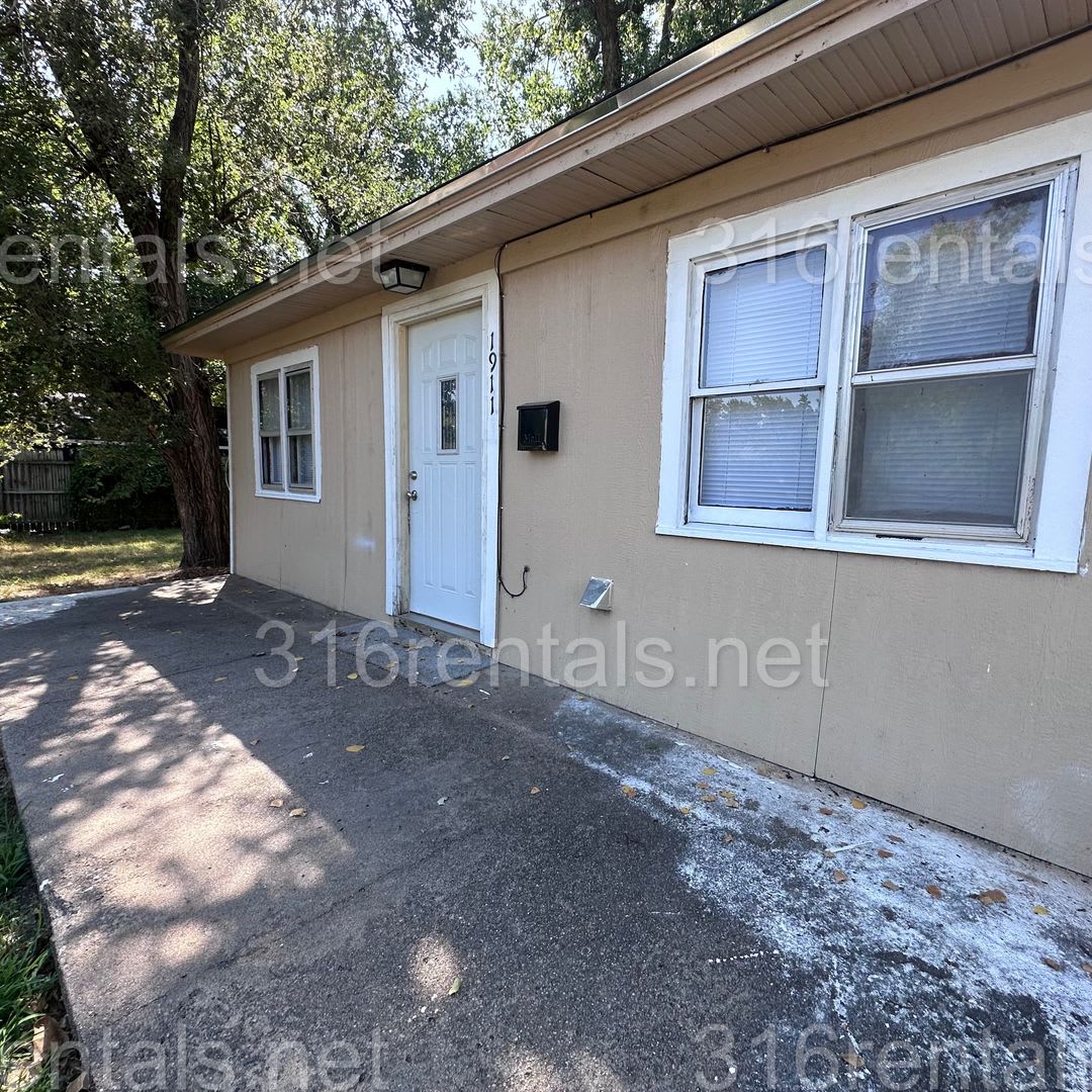 875 2 Bed 1 Bath Single Family Home – photo 2