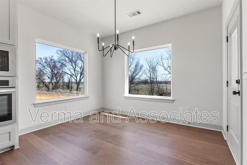 1050 Whistler St – photo 5