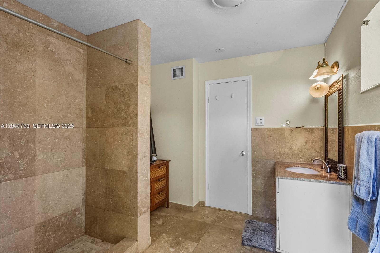 1875 Alamanda Drive – photo 5