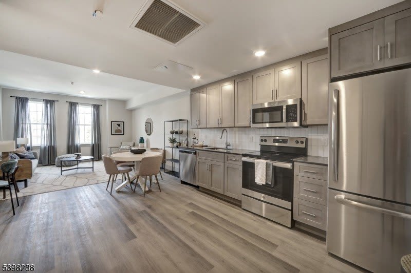 558 Franklin Avenue – photo 1