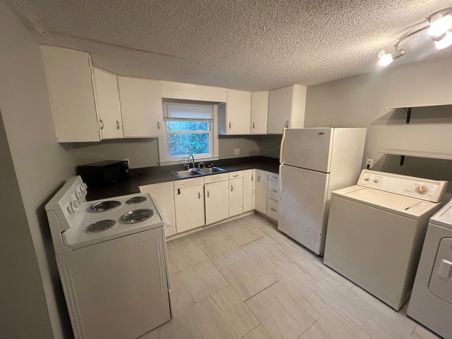 2-Bedroom Upstairs Apartment in Columbia’s Rosewood Area — $1,250/Month – photo 4