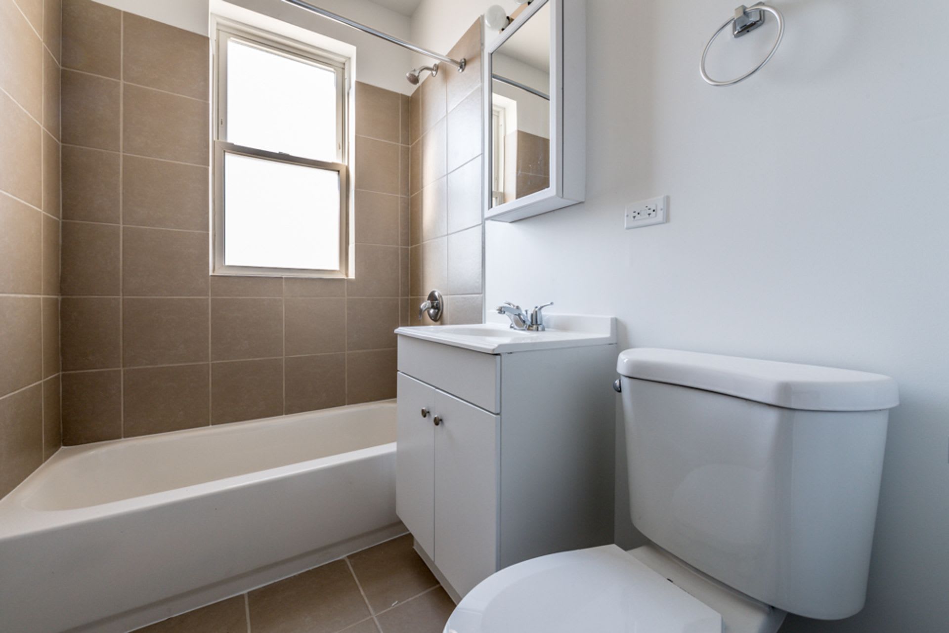 738 S Oakley Boulevard – photo 4
