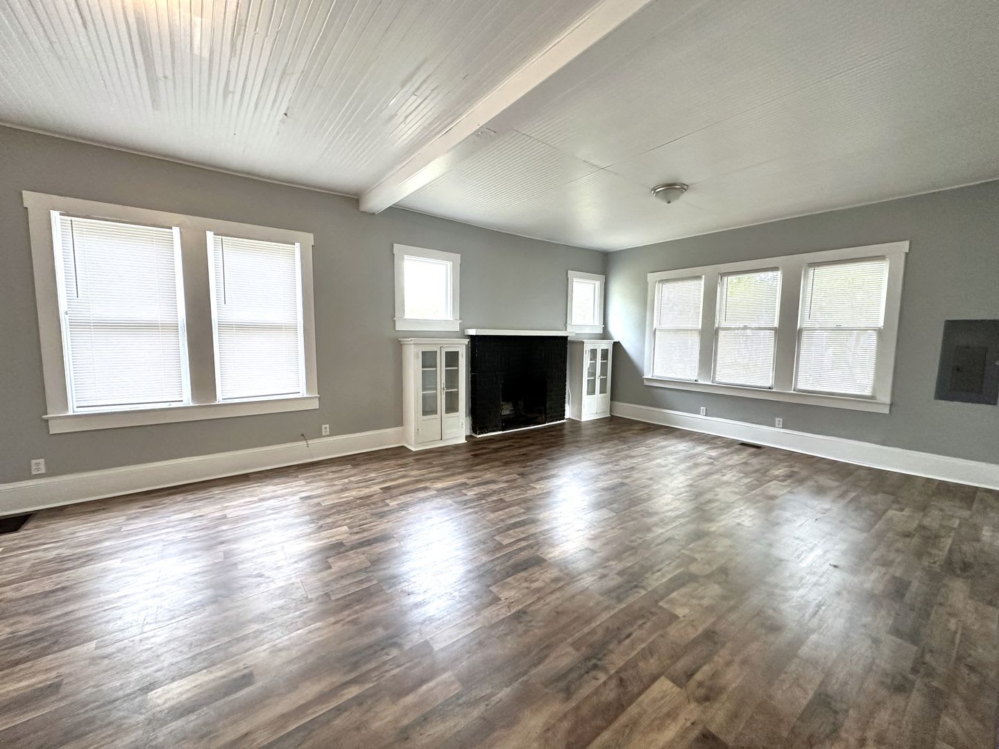 FIRST MONTH RENT FREE! 2/1 HOME IN DOWNTOWN RIVER DISTRICT! – photo 4