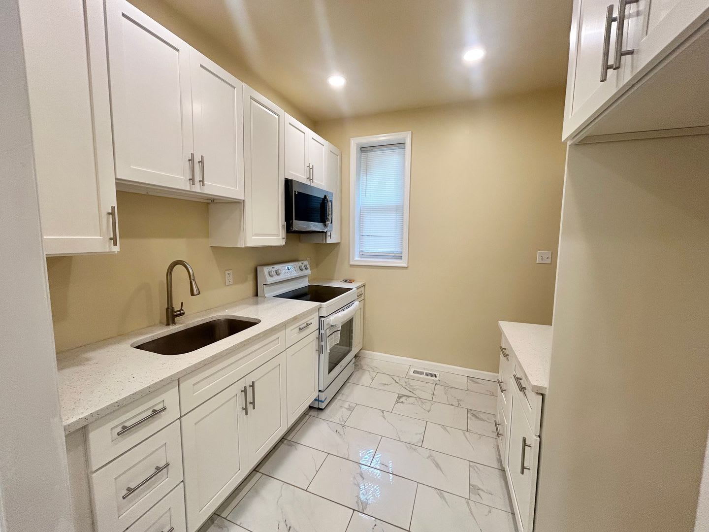 Updated 1-Bedroom Rental with Brand-New Kitchen & Central Air – photo 2