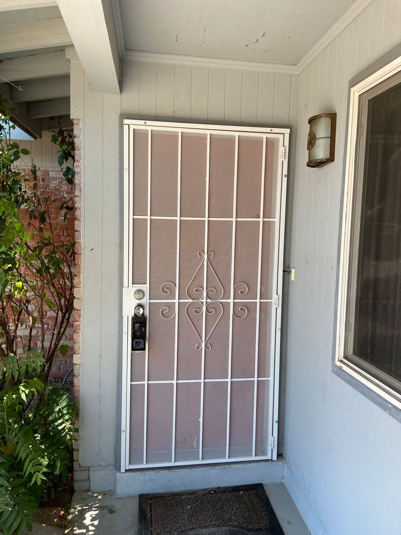 Eastside home for rent by Eastwood High School – photo 3