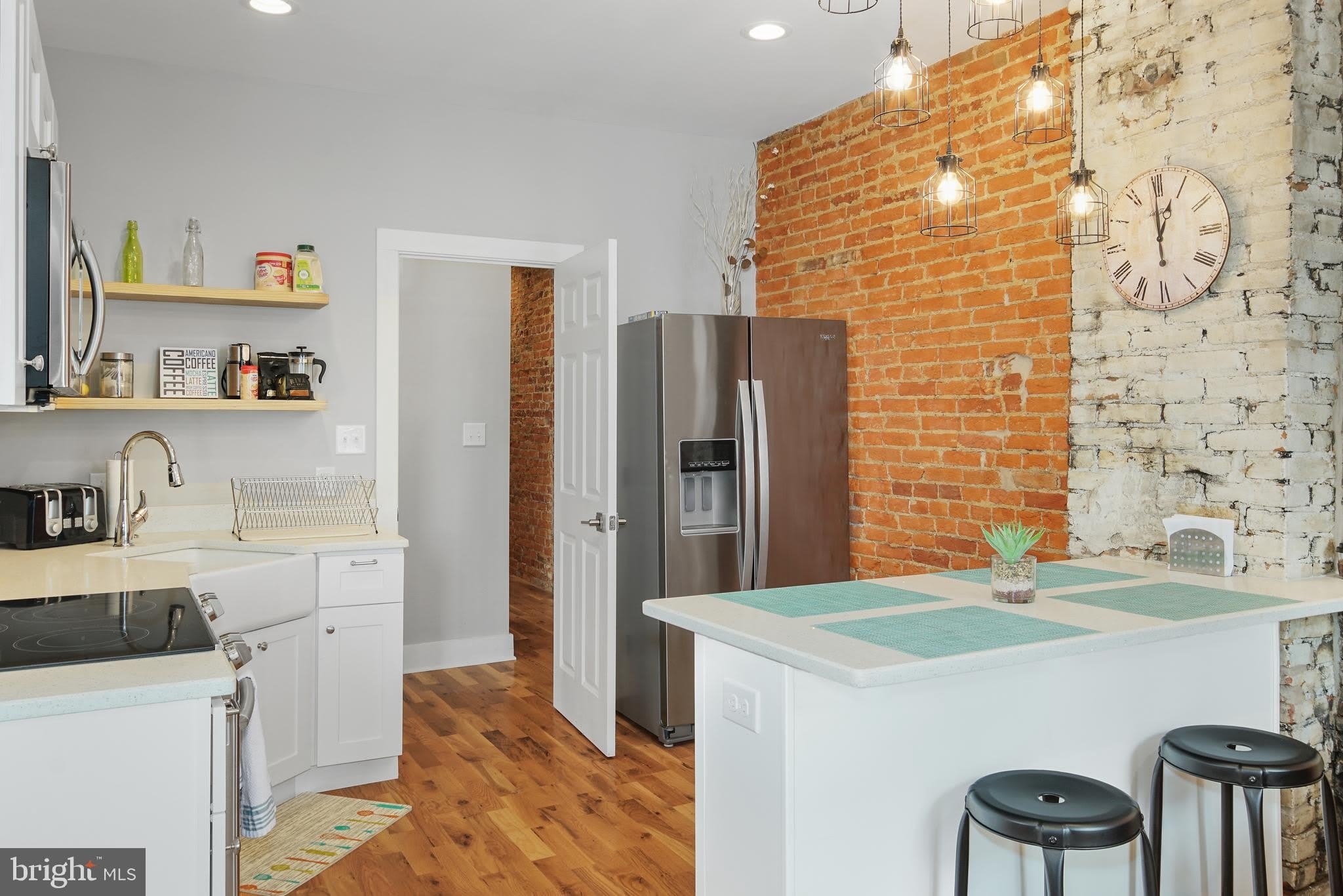 2049 E HAGERT Street – photo 5