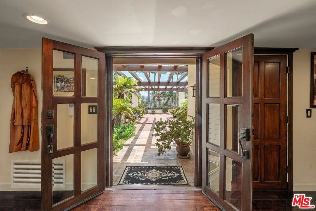 2528 Angelo Dr – photo 5