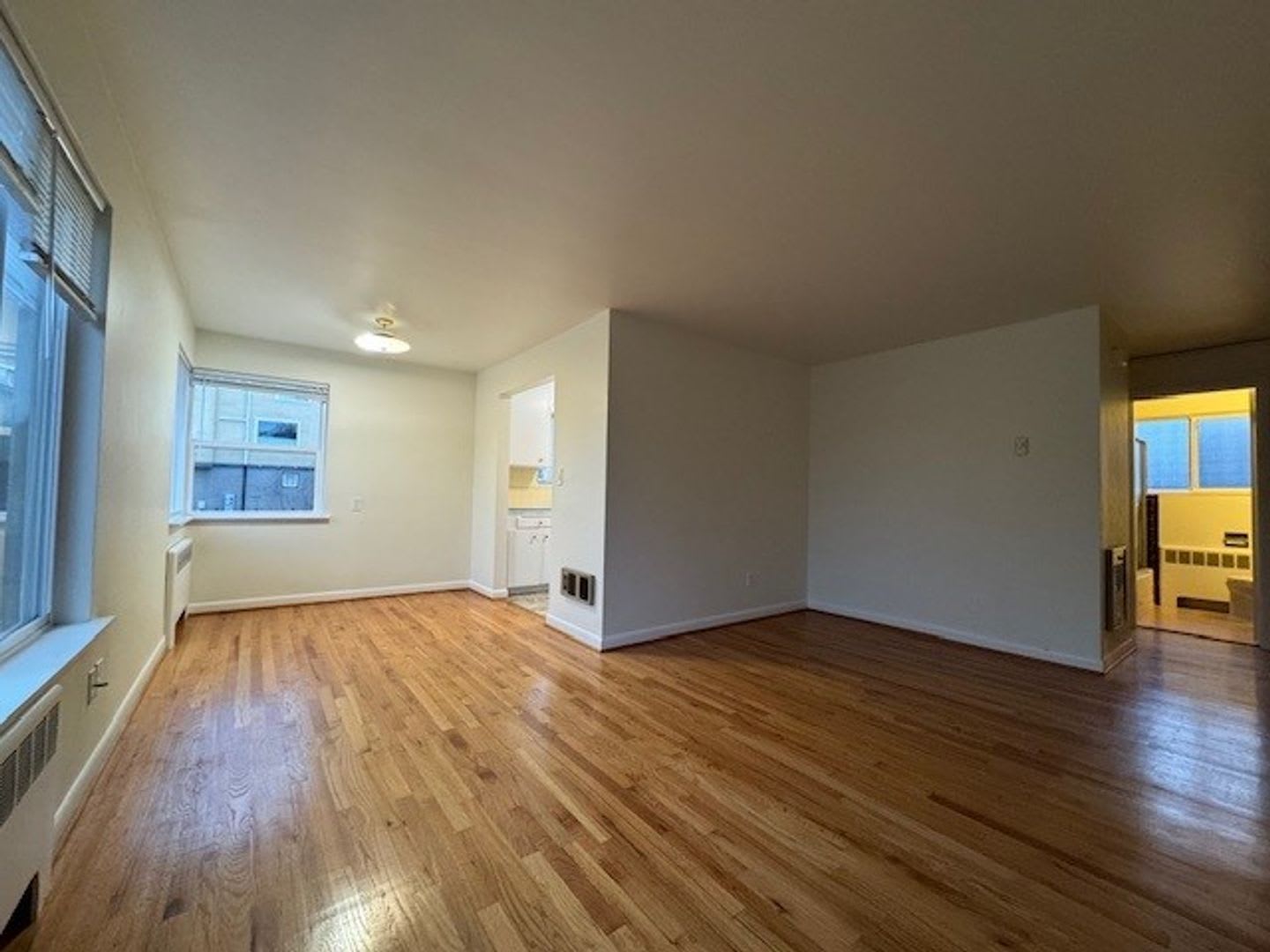 North Admiral 1BR, Small 4-Unit Building, Top Floor! – photo 4