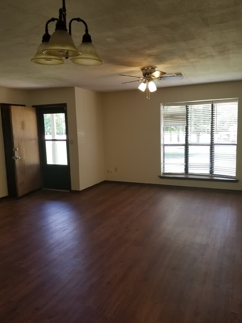 812 E Macarthur St – photo 4