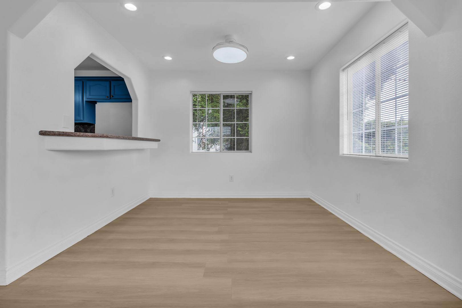 Upper Level Unit Available Spacious 4 Bedroom Home With Private Entrance – photo 4