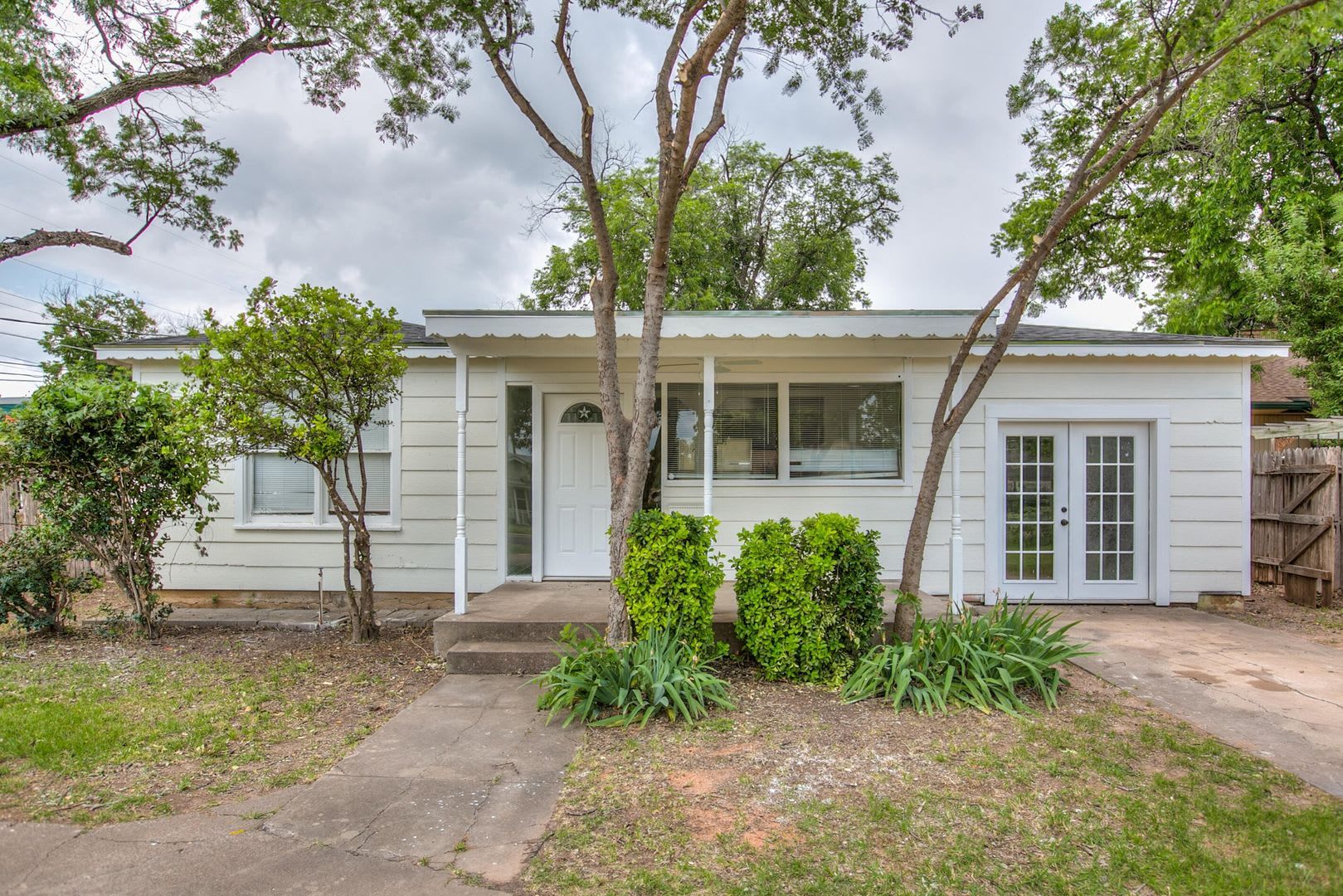 Very nice 3 bedroom home in Santa Rita AVAILABLE NOW! – photo 1