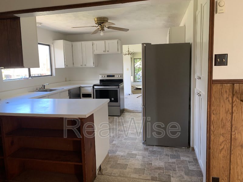 860 Glendale Ave – photo 4