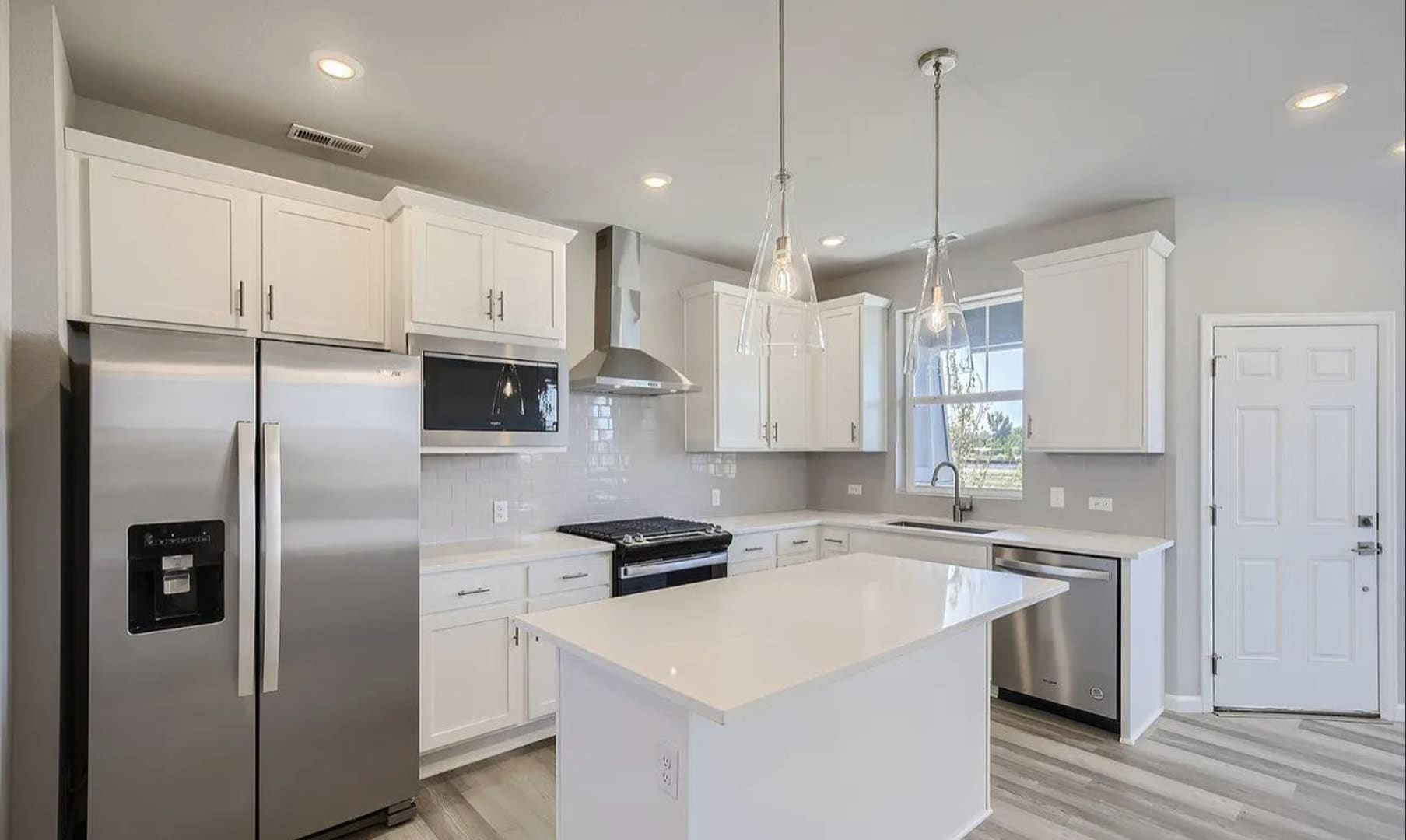 Stunning South-Facing Home with Mountain Views & Modern Finishes! – photo 5