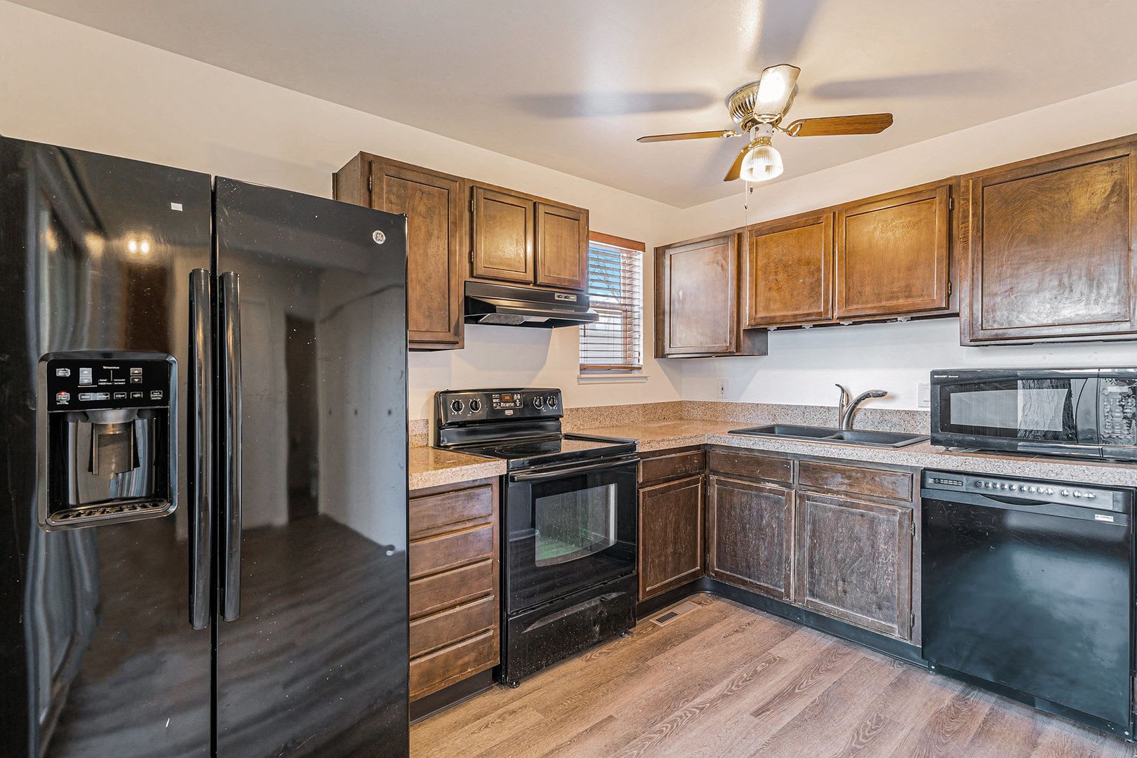 3 Bedroom, 1.5 Bath Condo Available in Cinnimon Courtyard – photo 2