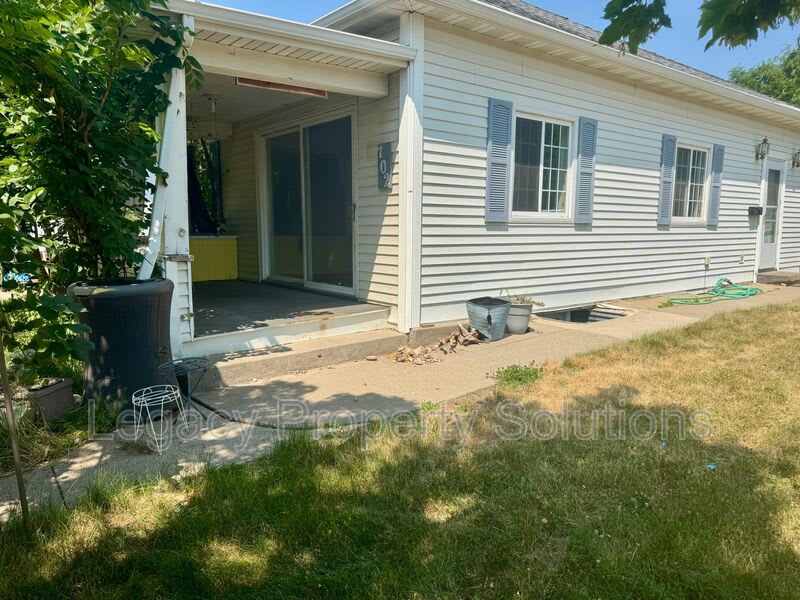702 W Ave A – photo 5