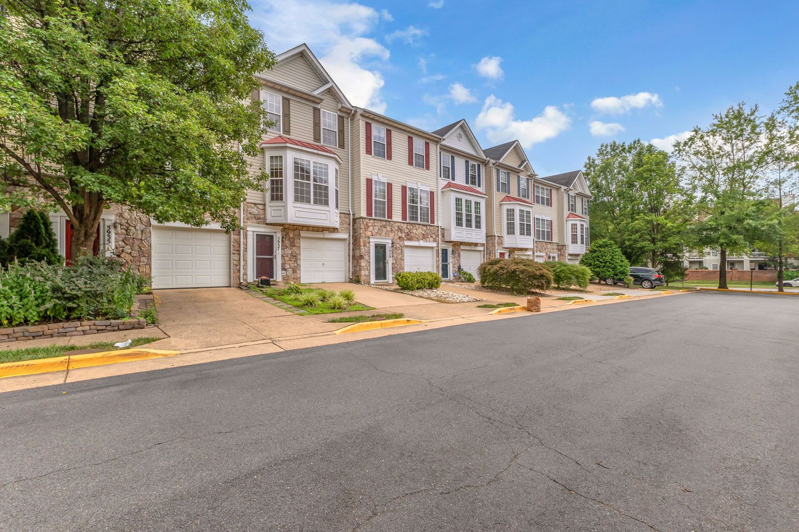 Dream Townhome In Kingstowne Updated Elegance With Flexible Living Space – photo 2