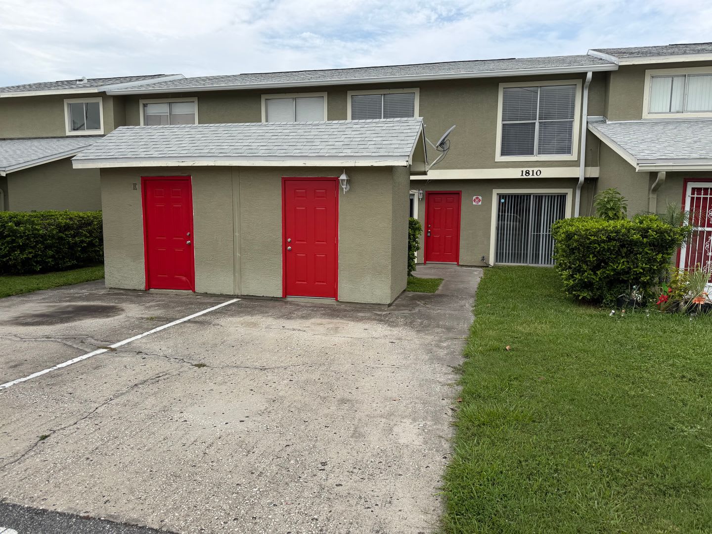 Spacious 2 Bedroom Orlando Condo with Water Included – Available Now! – photo 1