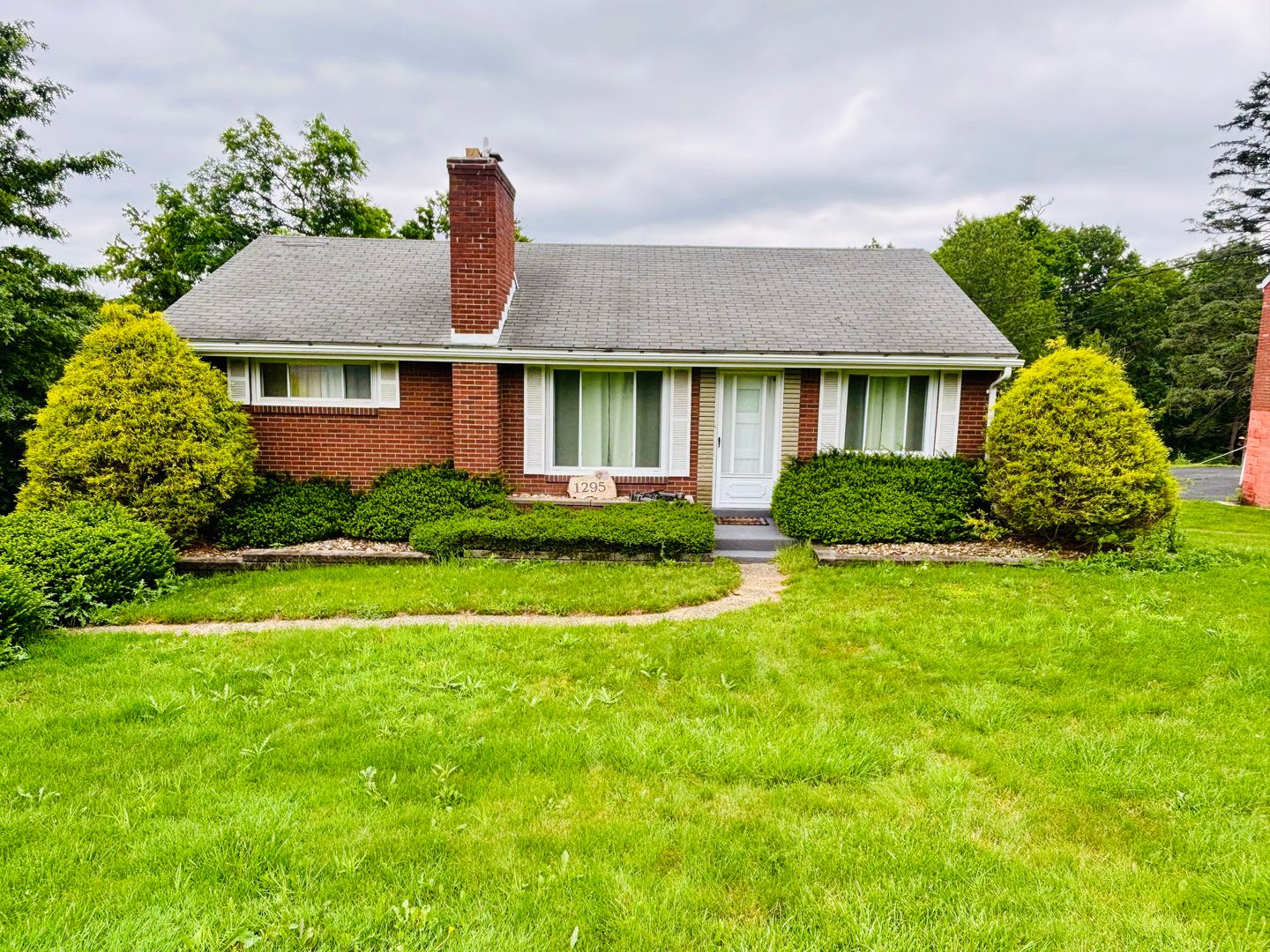 Appealing 3 Bedroom Home In Upper St Clair Available In August – photo 1