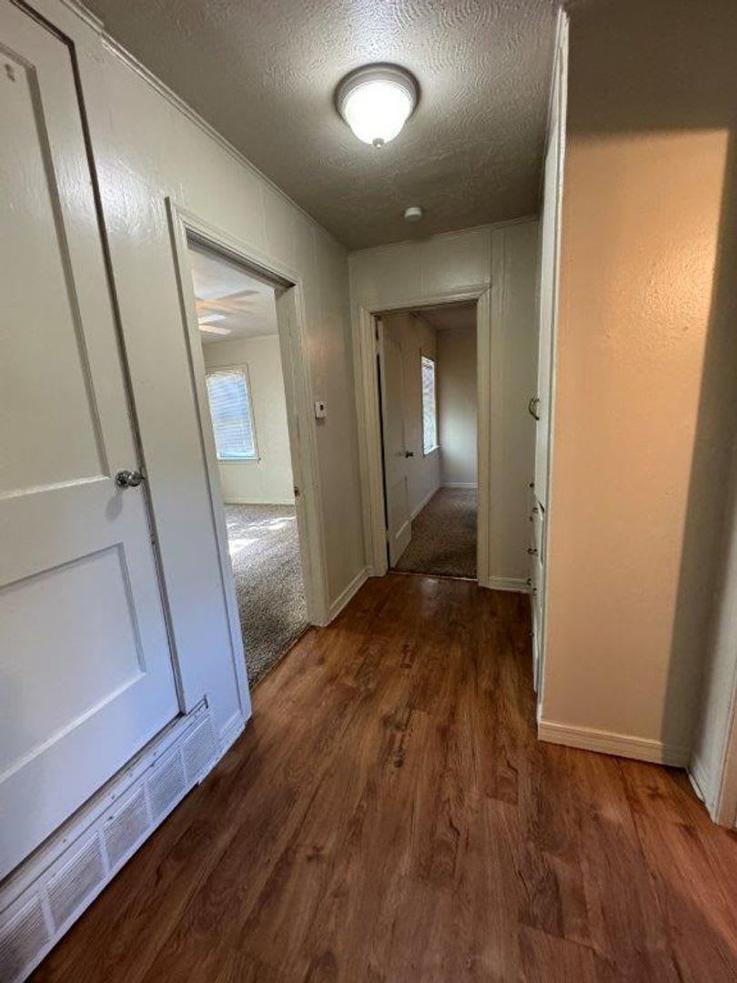 Lots Of Character Wood Vinyl Flooring And Carpet Large Fenced Yard Ready For Move In – photo 3