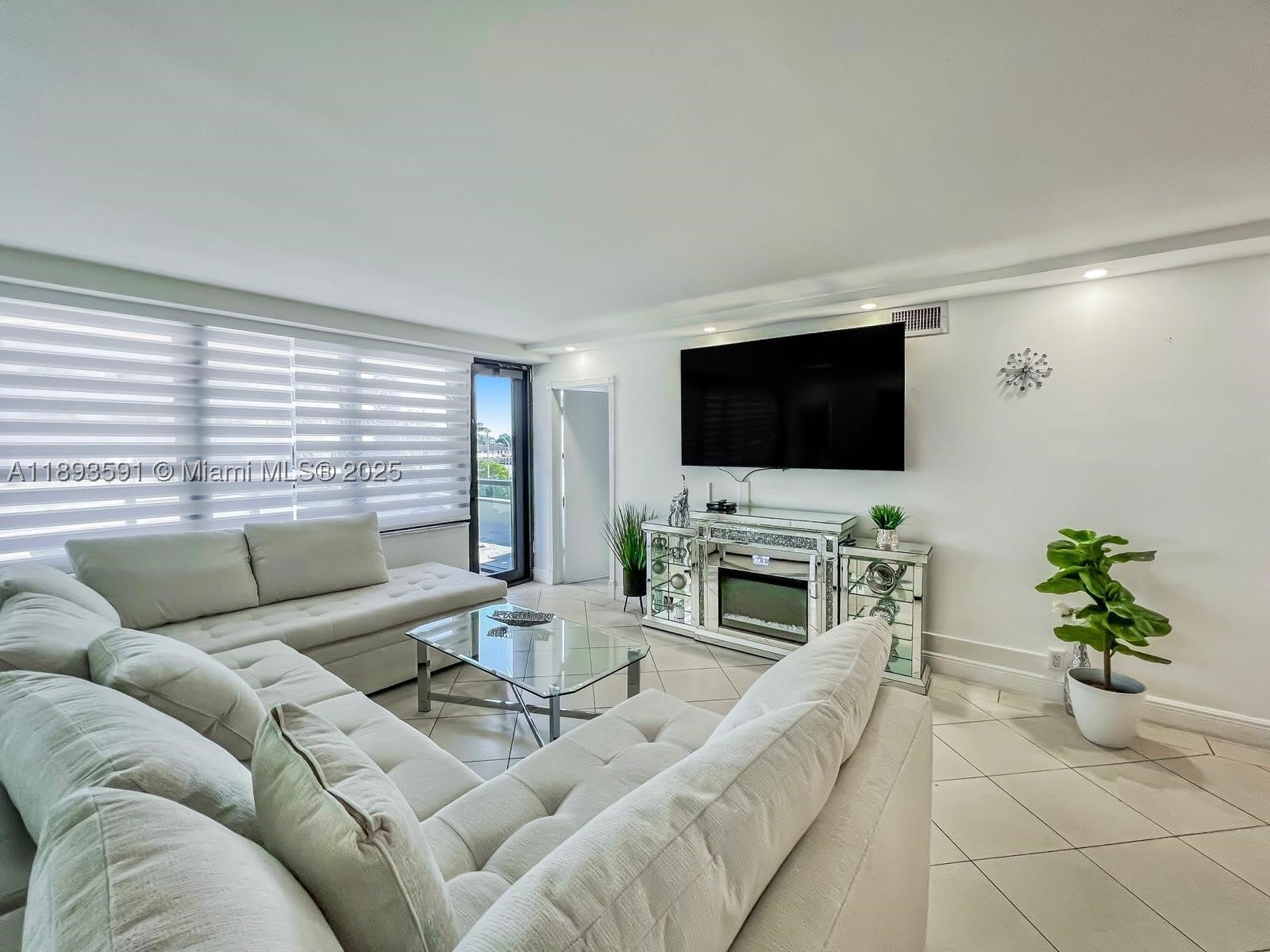 5225 Collins Ave – photo 3