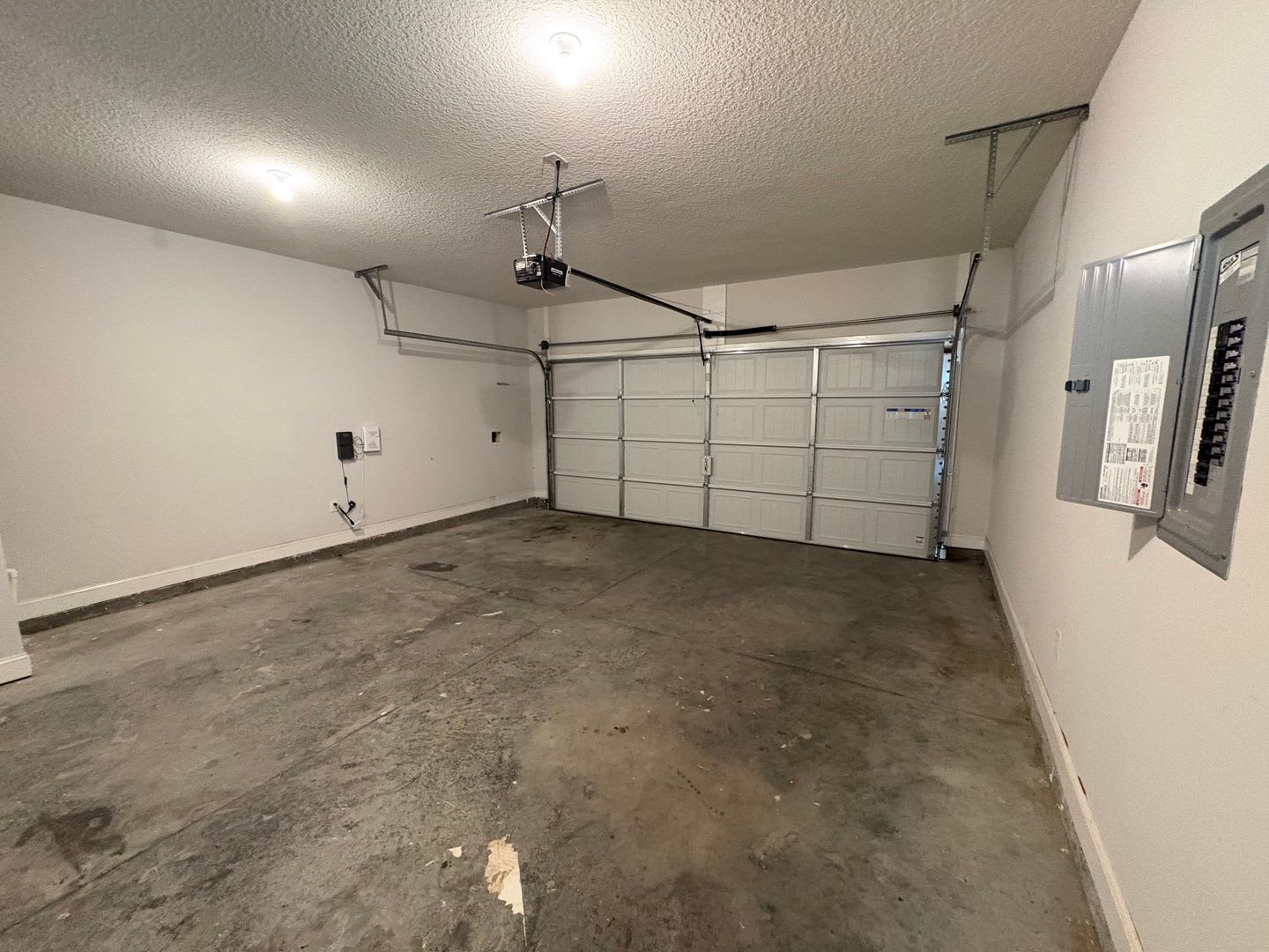 RATE DROP ALERT (was $2150/month) and SUMMER MOVE-IN SPECIAL: $500 OFF 1ST MONTH'S RENT!** – photo 4