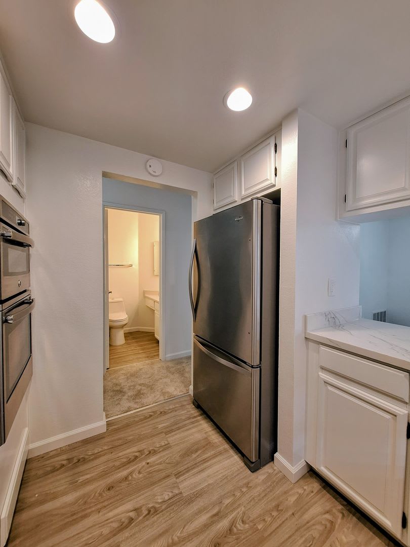 Remodeled 3Bd 3 Story Townhouse With Attached Garage – photo 2