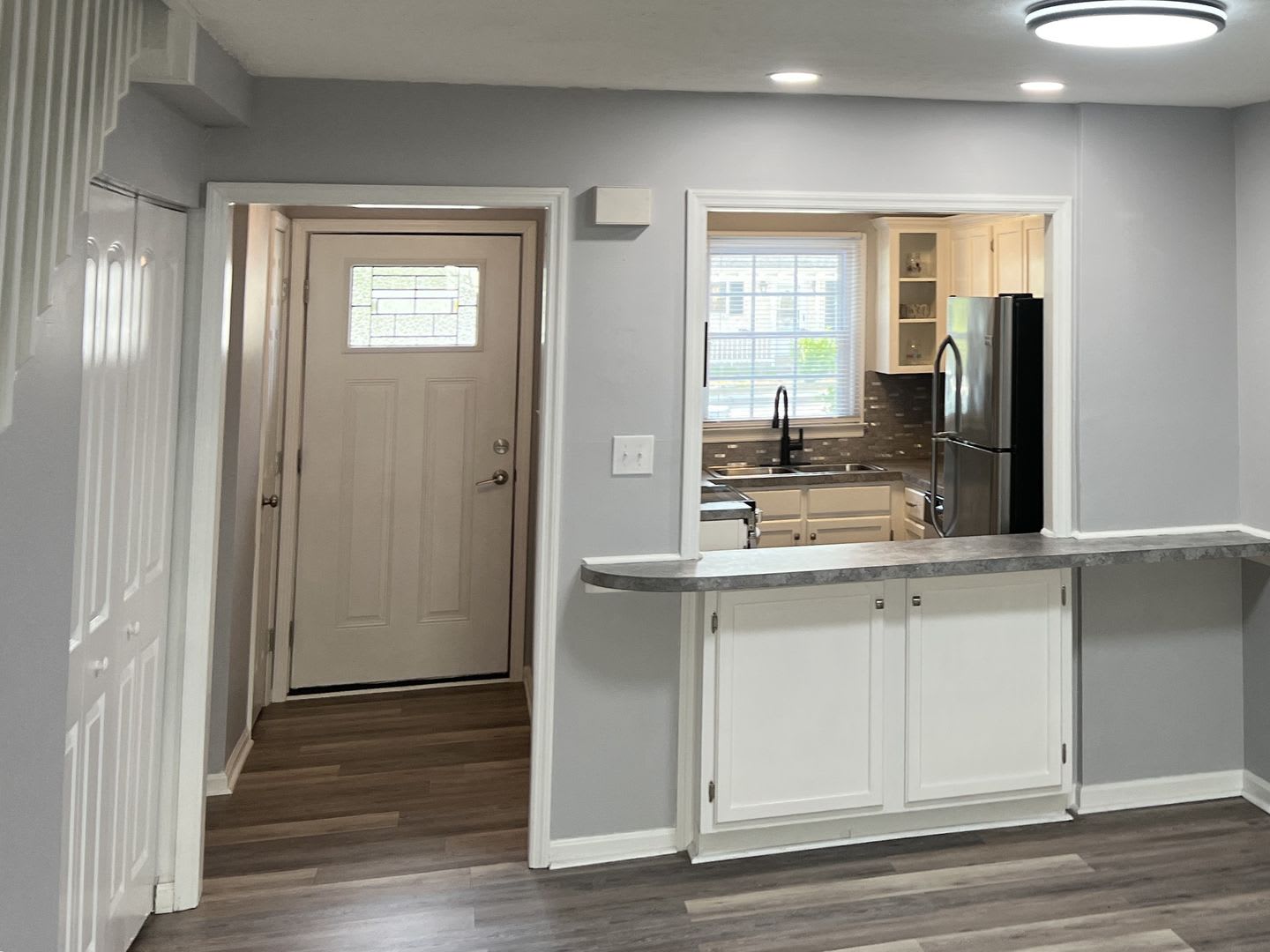 Walk to Beach! Newly Remodeled 2 Bedroom, Pet-Friendly Town Home! Available NOW! – photo 2
