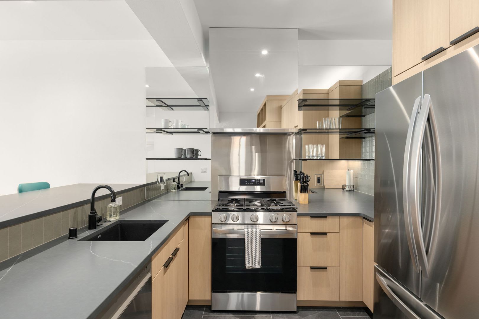 Stunning remodeled apartment with large walk-out patio – photo 3